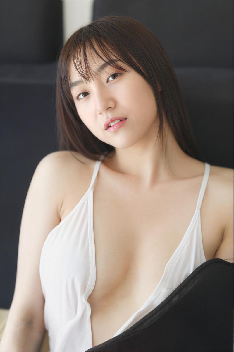 接写カメラの角度から撮影されたアジアの若い女性の写実的なポートレート。