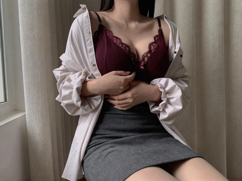 ワインレッドのレースのブラジャーとグレーのペンシル スカートの上に白い白衣を着て、瞑...。